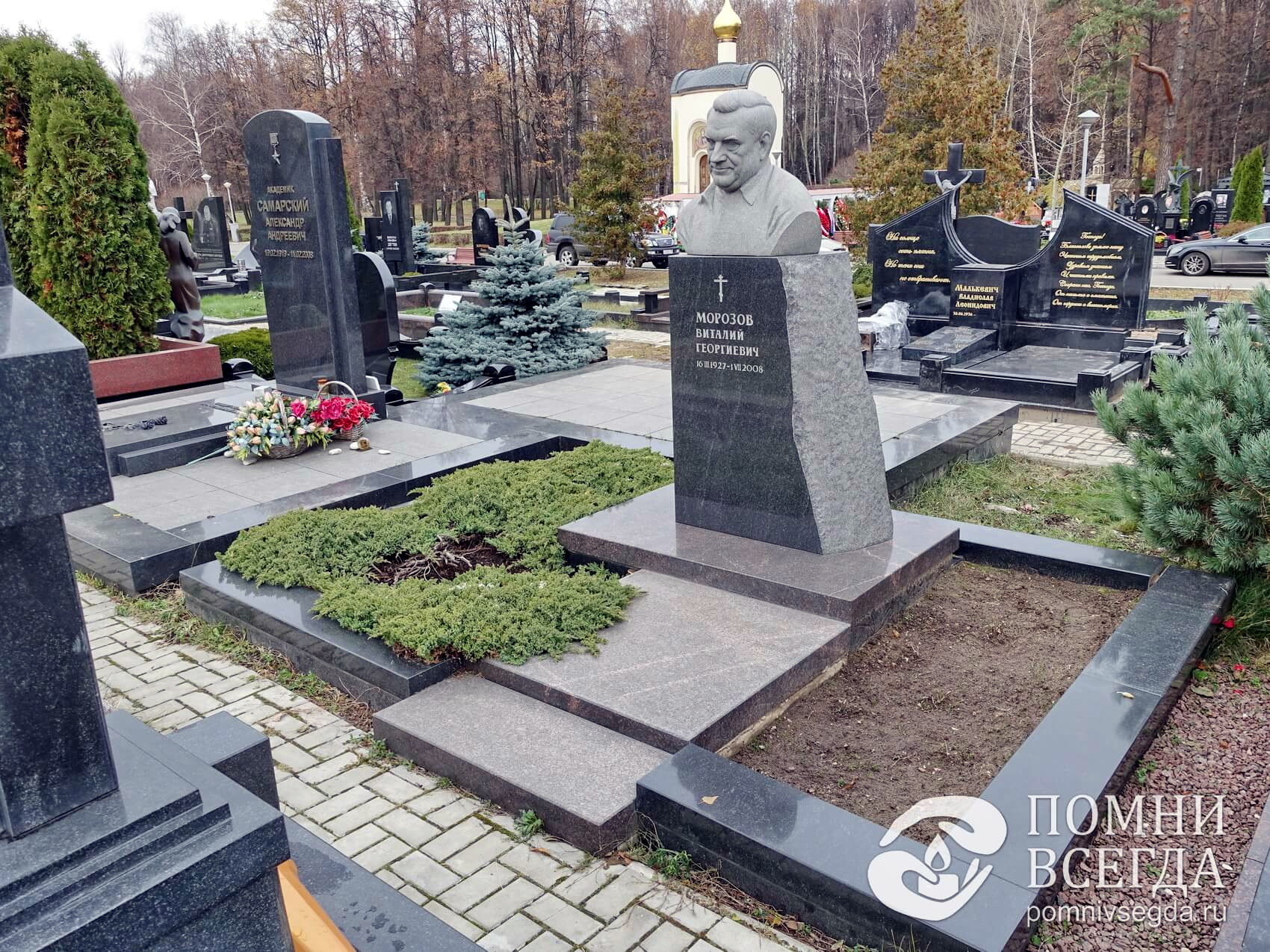 Бюст покойного на срезанном гранитном надгробье - выбор памятника по  фотографии - Помни Всегда